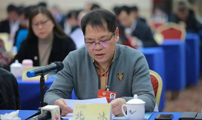 “建言資政勇?lián)?，一枝一葉總關情”——“明星”委員北冰出席省政協(xié)十二屆二次會議后記