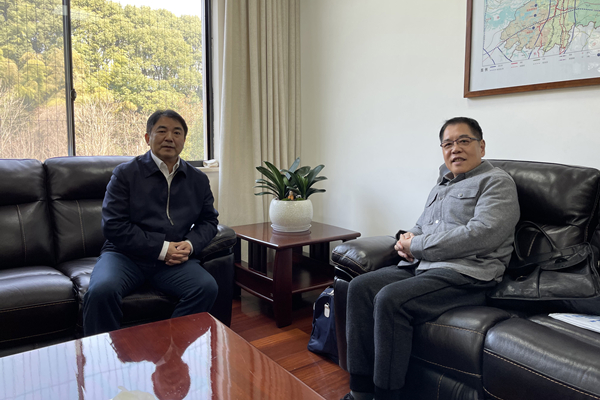 中共岳陽市委書記曹普華與省遠(yuǎn)景經(jīng)濟發(fā)展研究院院長北冰親切交談_副本.jpg