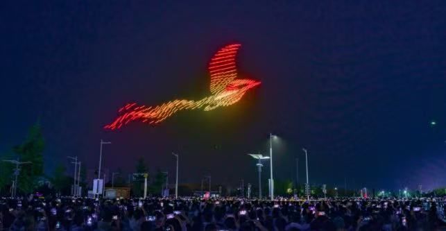無人機(jī)表演屬于低空經(jīng)濟(jì)的一部分，圖源央廣網(wǎng).jpg